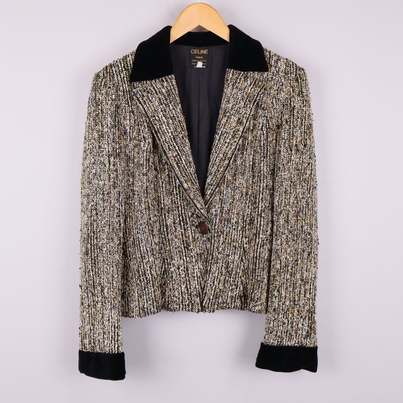 Framsidan av mönstrad kavaj med svarta ärmslut