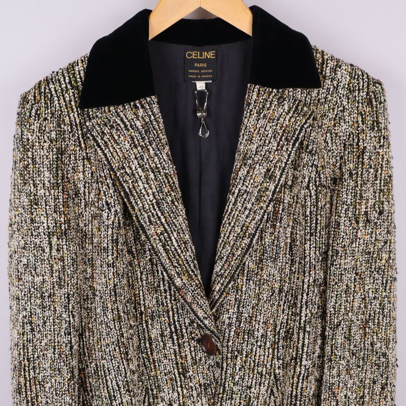 Närbild på kavajkrage med svart sammet och märkning Celine