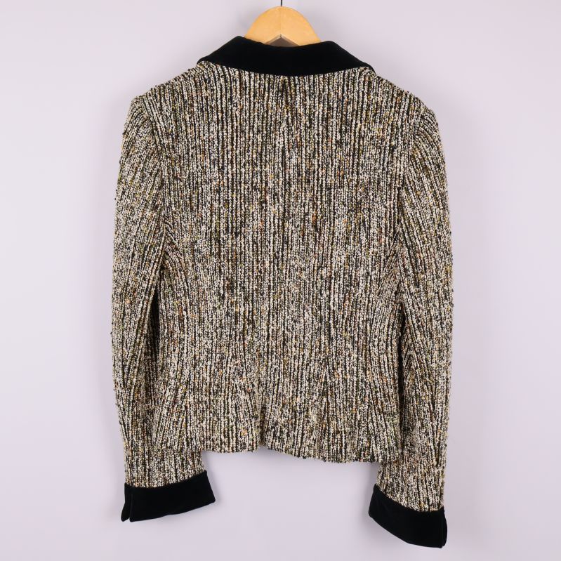 Baksidan av mönstrad kavaj med svarta detaljer