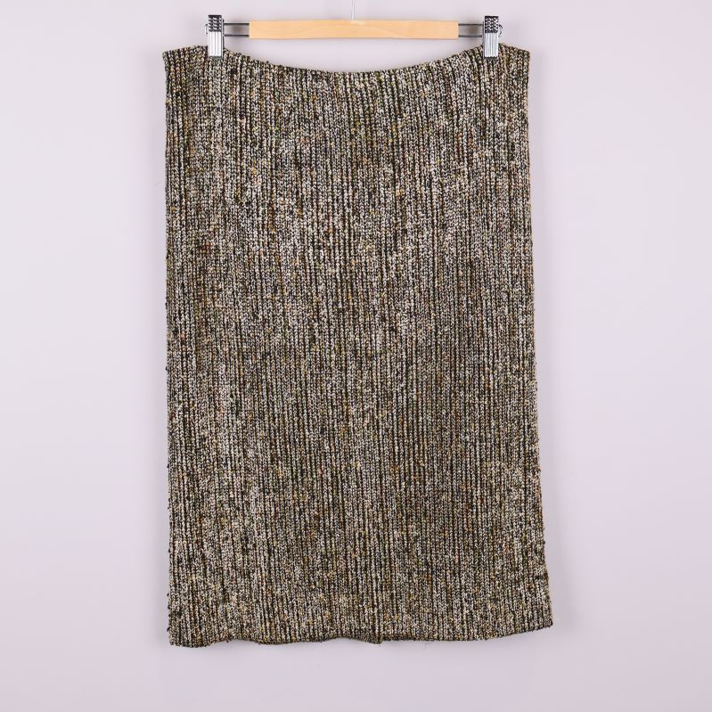 Framsidan av rak kjol i mönstrat tyg på galge