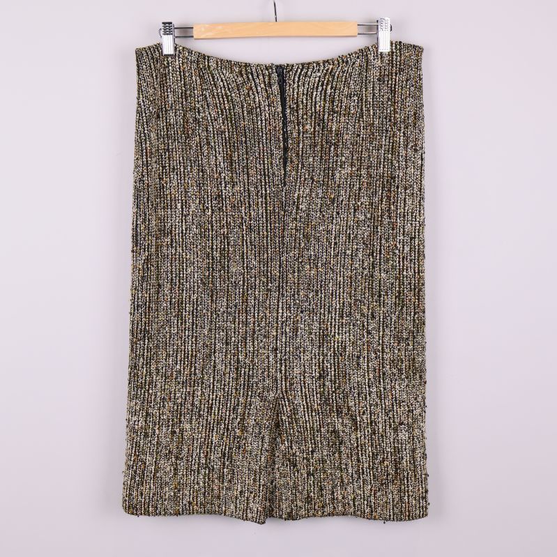 Baksidan av rak kjol med dold dragkedja