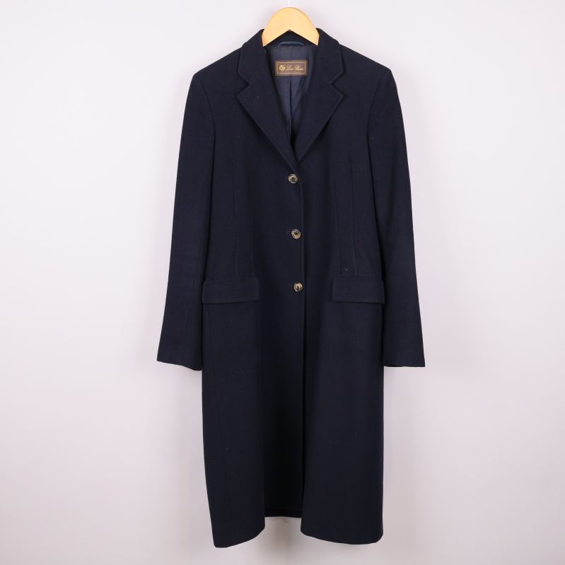 Lång mörk kappa med knappar framtill 