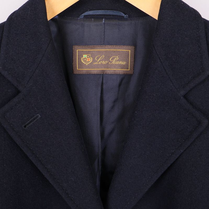 Närbild av krage och Loro Piana-märke invändigt