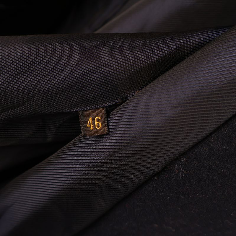 Storleksetikett med siffran 46 invändigt i kappan