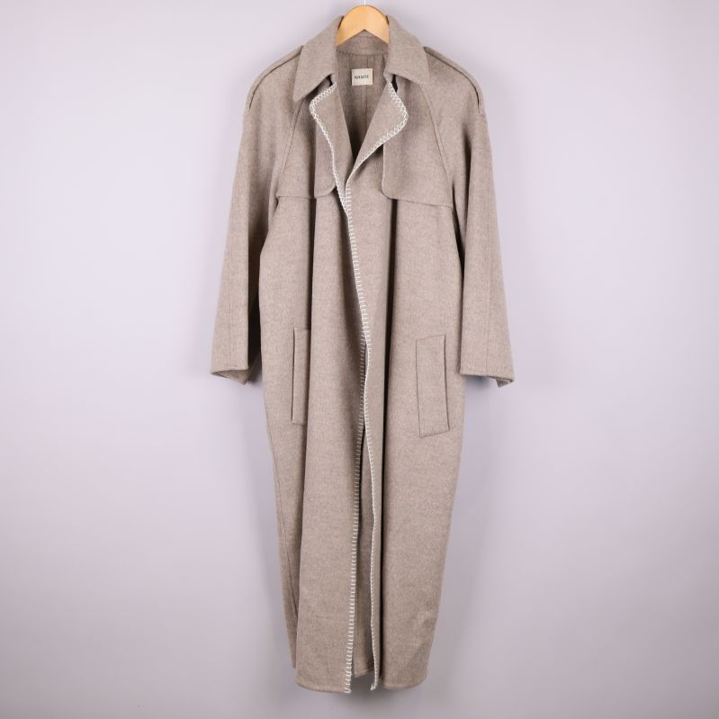 Lång vid beige kappa med bred krage