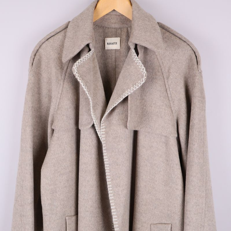 Övre del av kappan med krage och slag i fokus