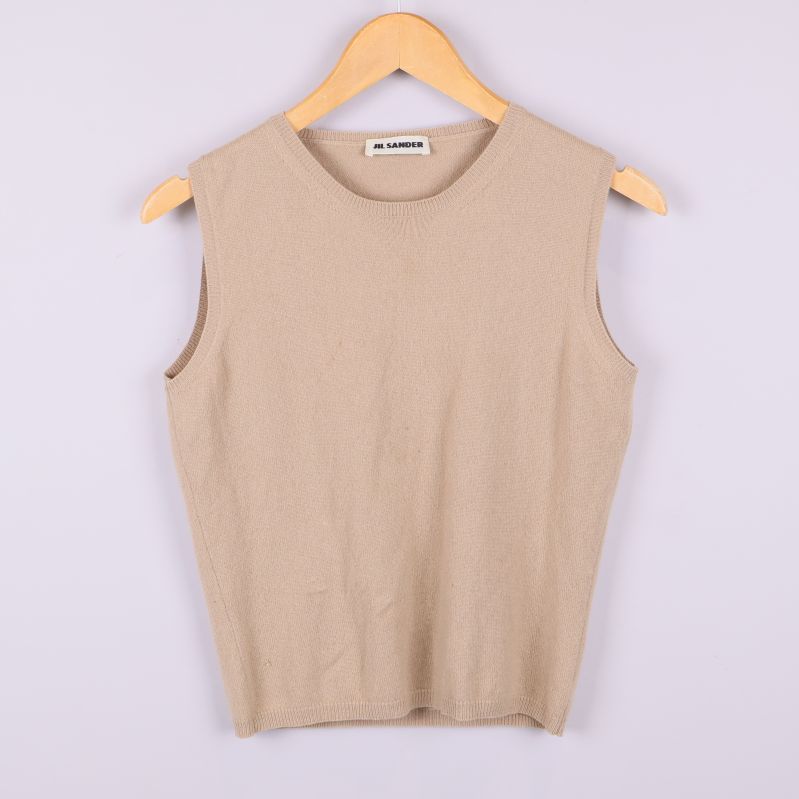 Ärmlös beige stickad topp framifrån