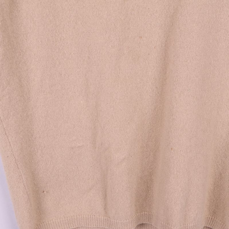 Närbild på framsidan av den ärmlösa beiga toppen