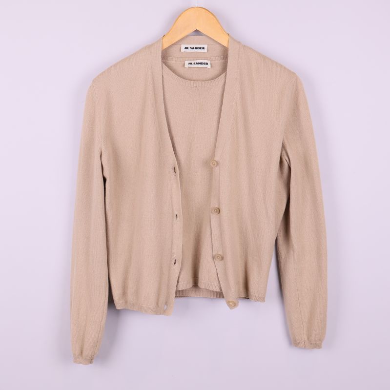 Beige stickad kofta och topp ihop, framtill