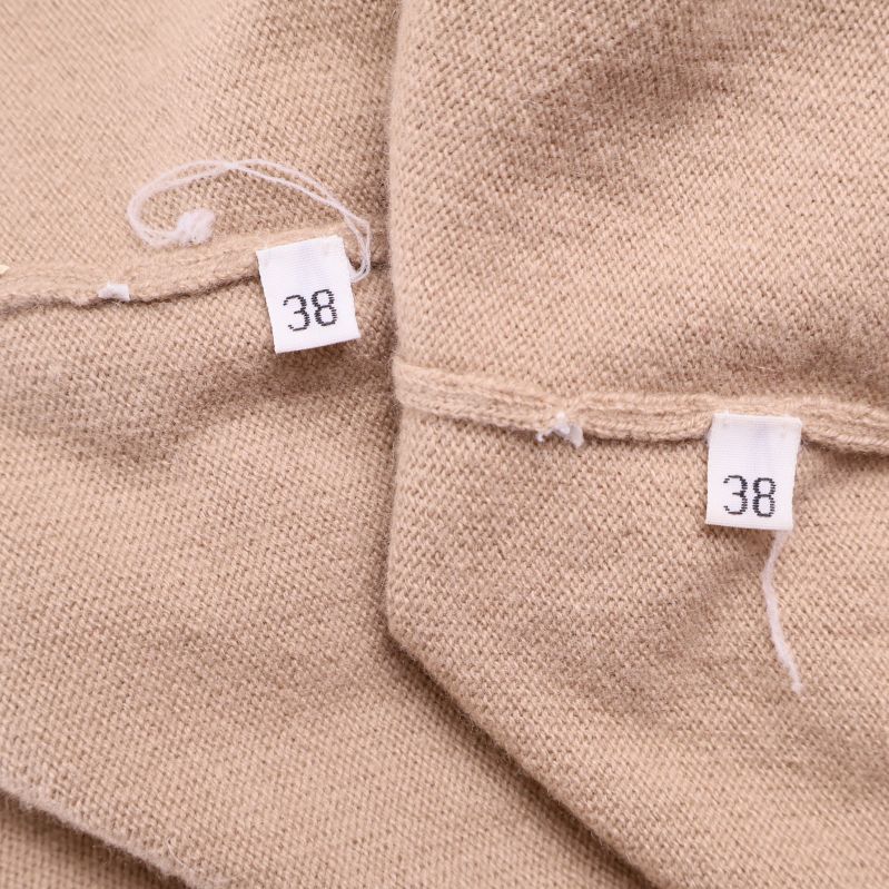 Storleksetikett med siffran 38 på båda plaggen