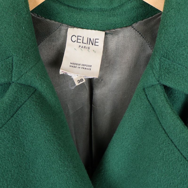 Närbild på Celine-märkesetikett i kappans nacke