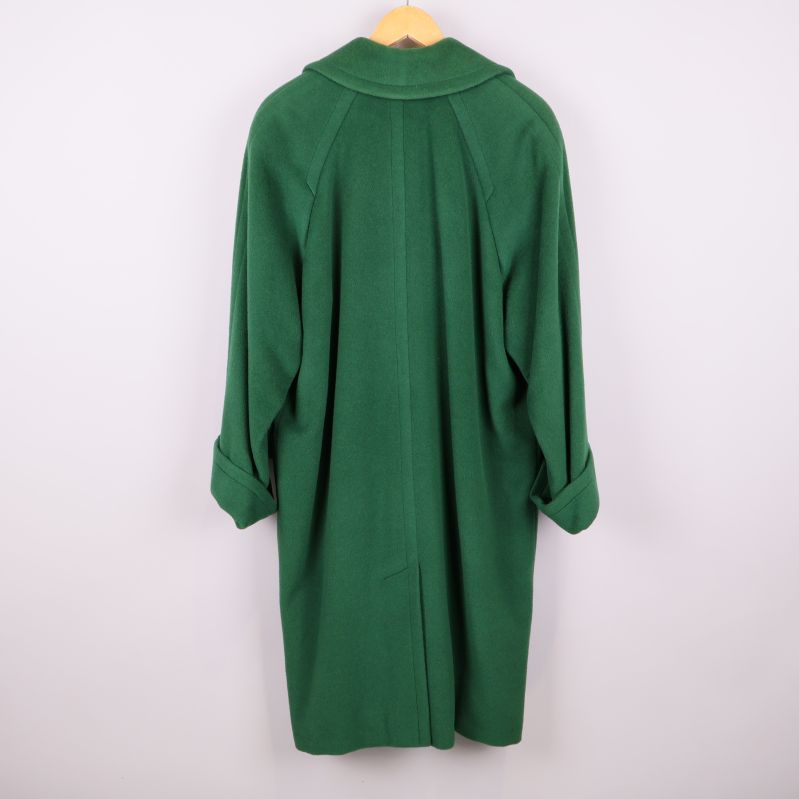 Baksidan av lång grön kappa med klassisk passform