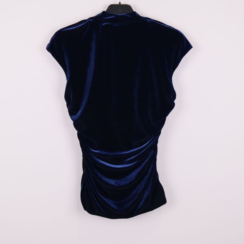 Baksidan på mörkblå topp i glansigt tyg