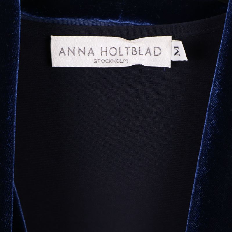 Närbild på etikett med märket Anna Holtblad