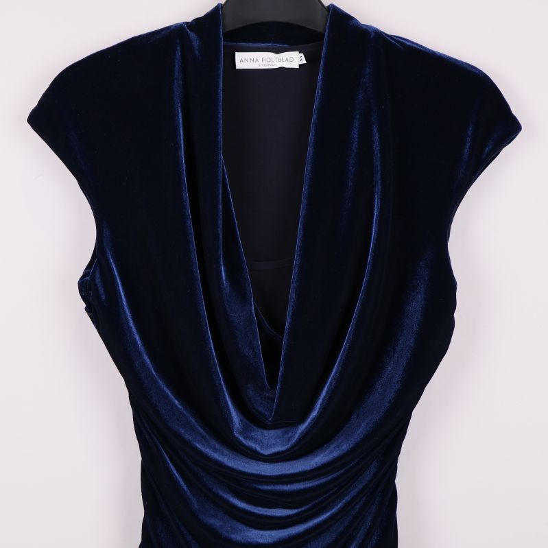 Detaljbild på djup drapering och axelparti