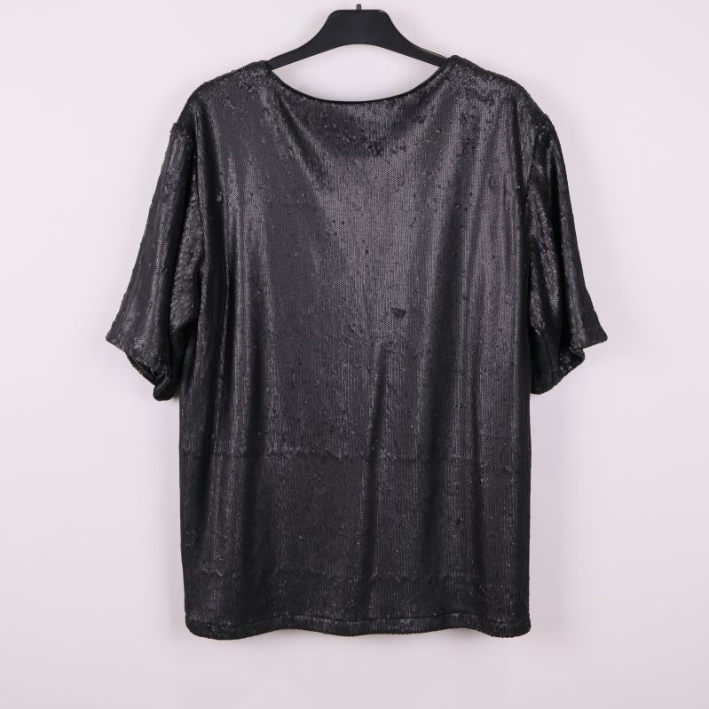 Baksida av svart paljett tröja