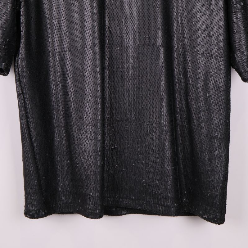 Nederdel av svart paljett tröja med raka sömmar