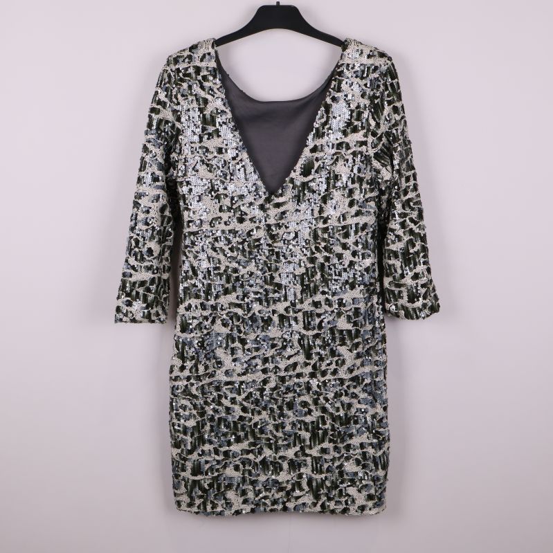 Paljettklänning med djup rygg och trekvarstärmar