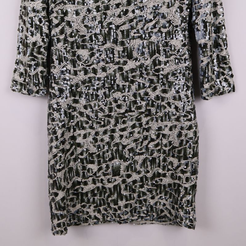 Närbild på nederdel av paljettklänningens mönster