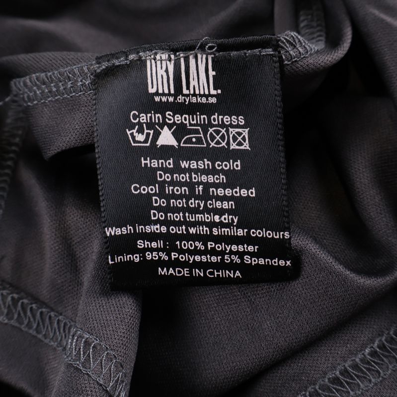 Materiallapp visar 100% polyester och fodrad