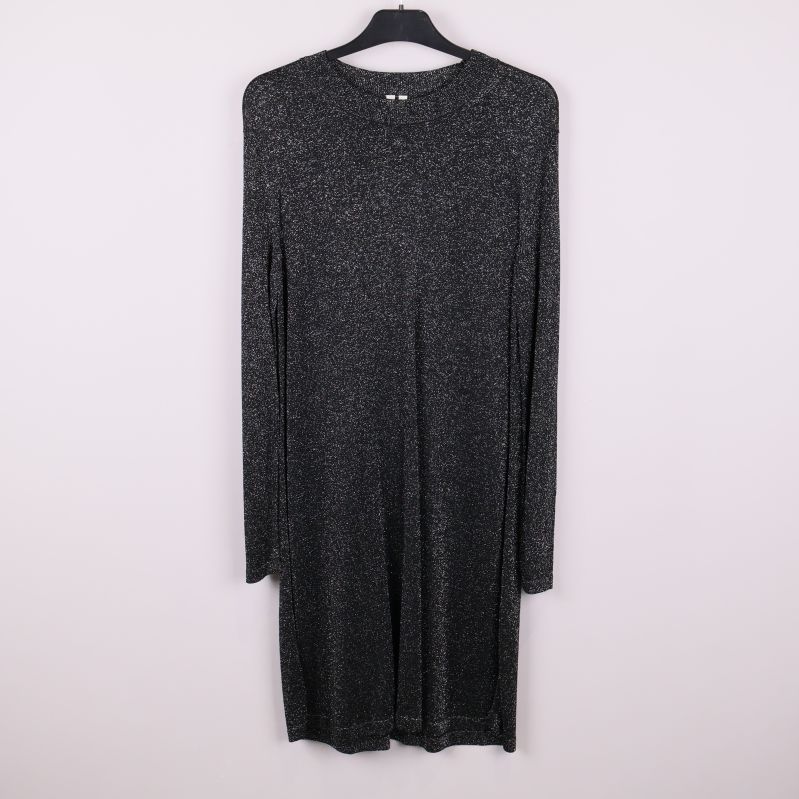 Framsida av svart glittrig långärmad klänning