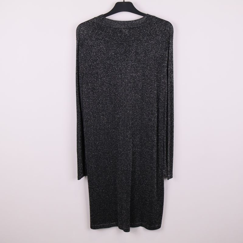 Baksida av svart glittrig långärmad klänning