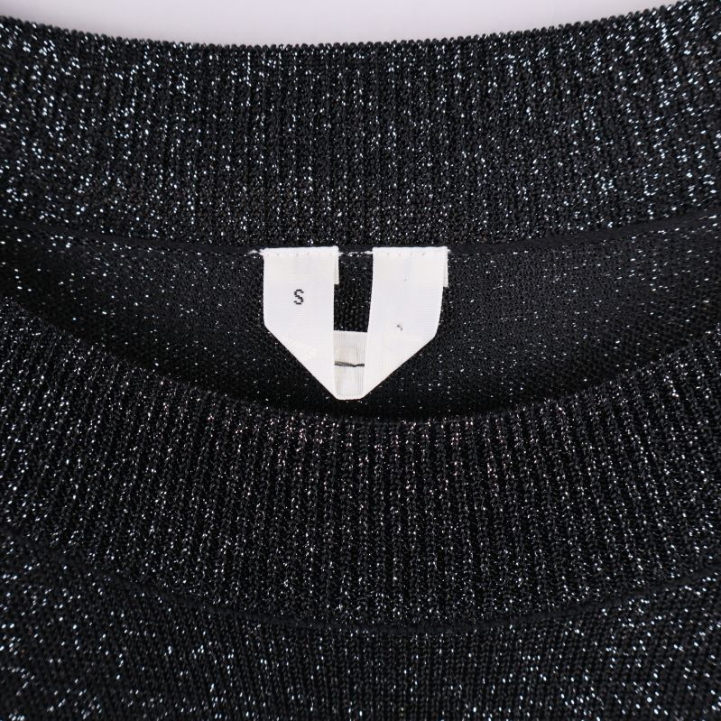 Närbild på halslinning och storlek S