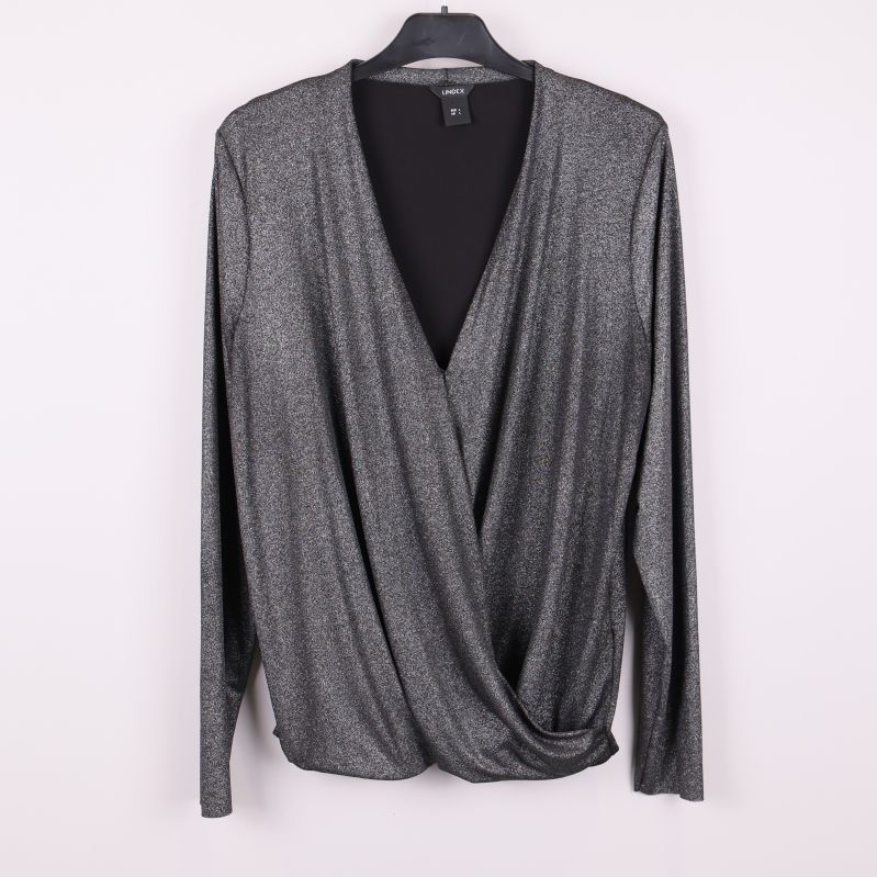 Framsida av glittrig omlottopp med v-ringning