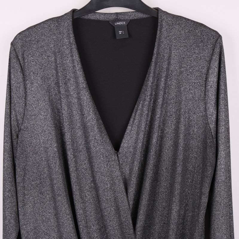 Närbild på v-ringning och glittrig topp