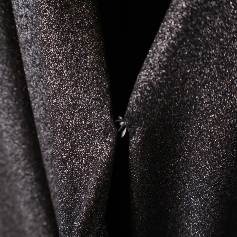 Knäppdetalj på framsidan