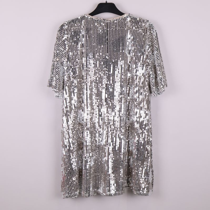 Baksidan av silverfärgad paljett tunika