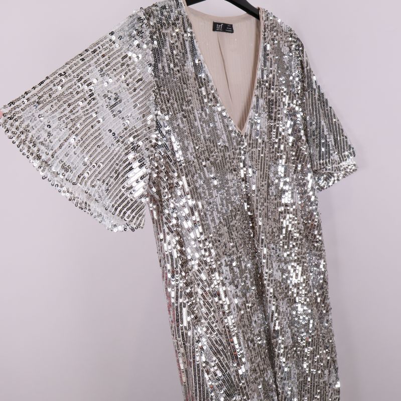 Tunika i silver med paljetter i trekvartsprofil