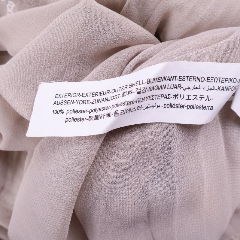 Materiallapp som visar 100% polyester på insidan av plagget