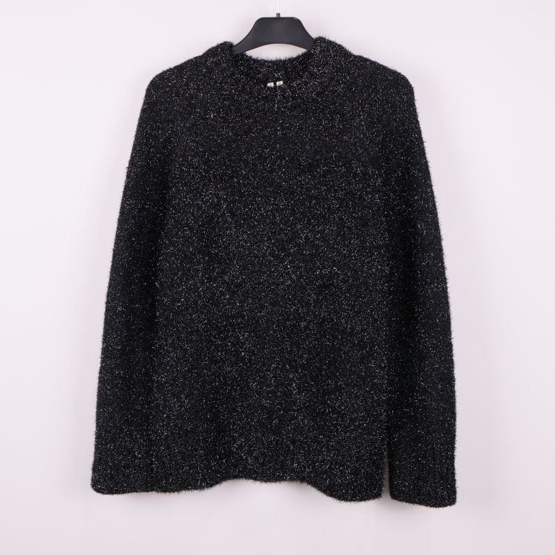 Svart stickad tröja med glittriga detaljer