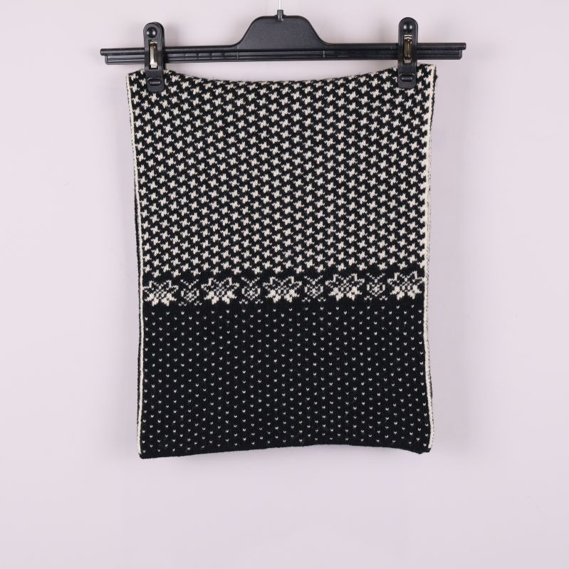 Svartvit stickad halsduk 