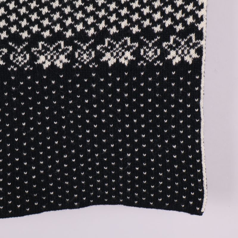 Närbild på halsdukens mönster och struktur