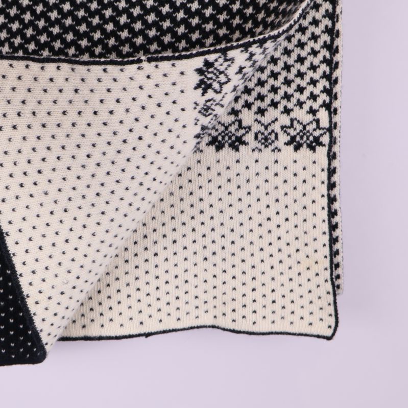 Uppvikt svartvit halsduk med synlig insida