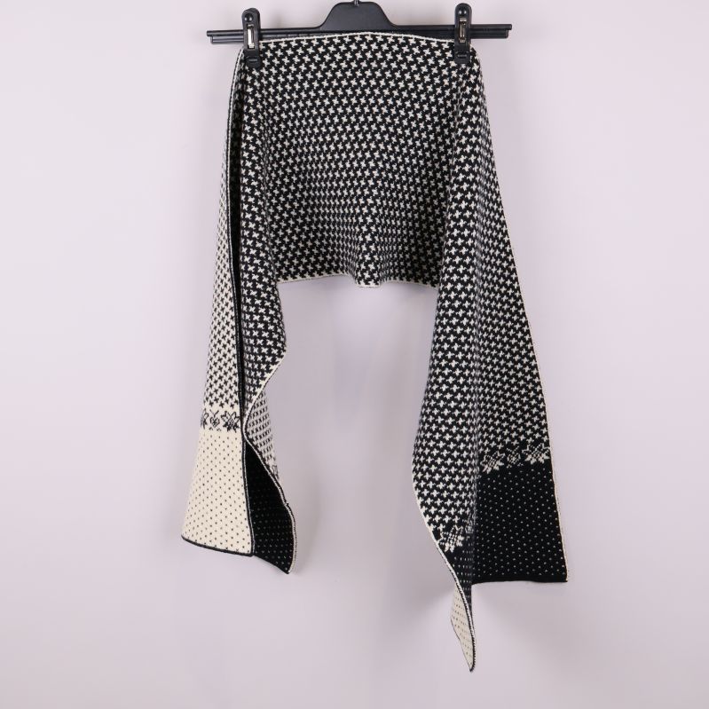 Utrustad halsduk i svartvitt på galge