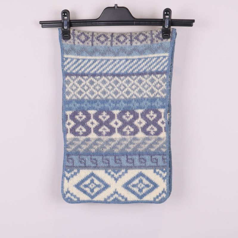 Halsduk i blått och vitt med geometriskt mönster 