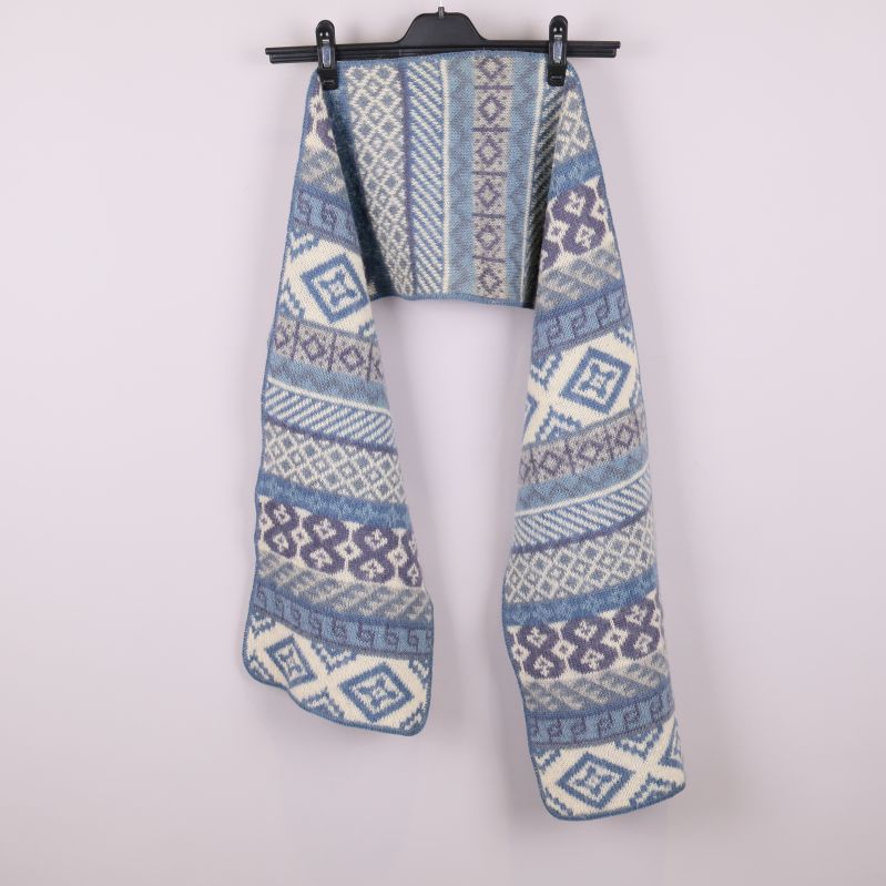 Lång halsduk i blått och vitt på galge