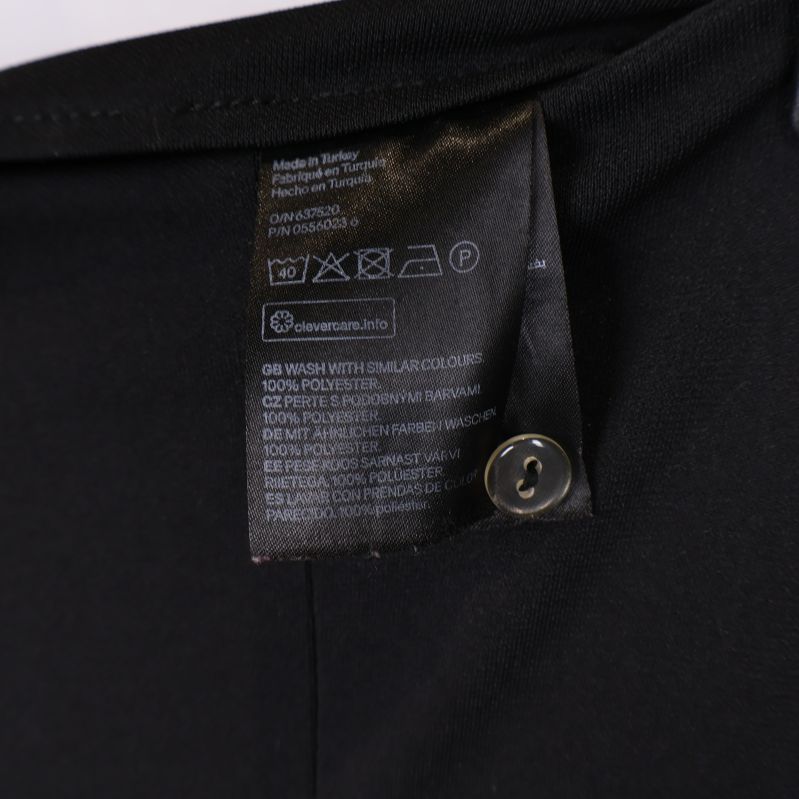 Tvättrådsetikett visar material polyester, elastan och viskos