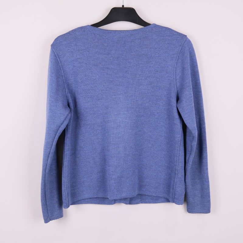 Baksida av blå kofta i merinoull