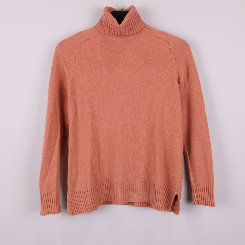 Aprikos polotröja med polokrage och ribbade muddar framifrån