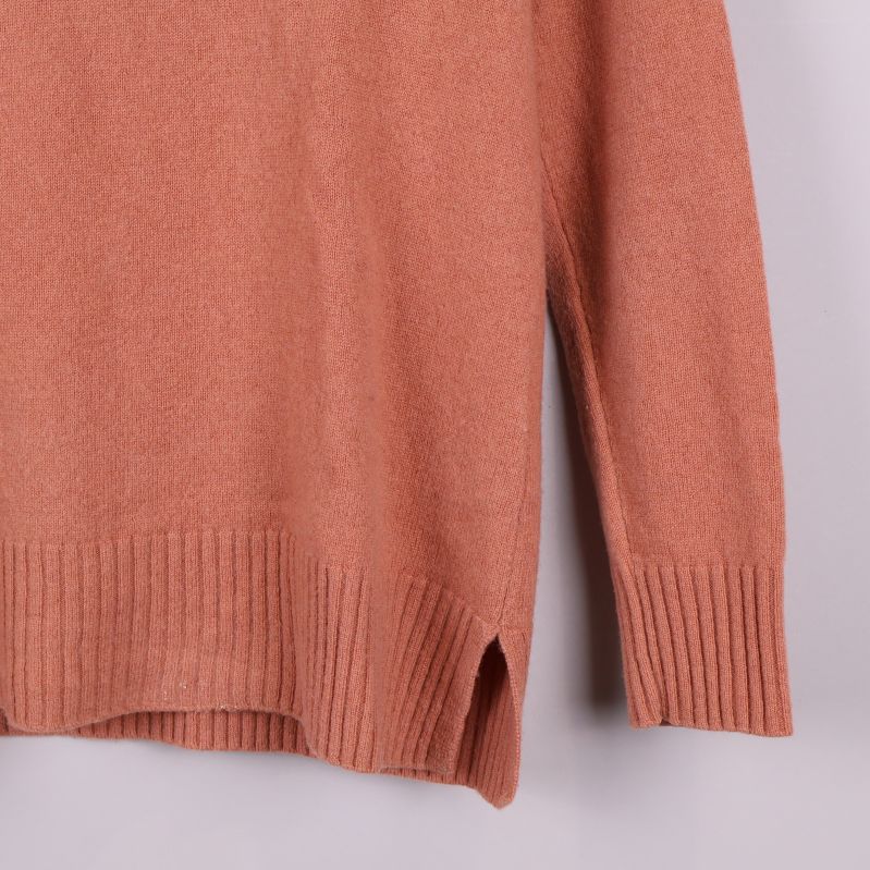 Närbild av slits och ribbad nederkant i sidorna