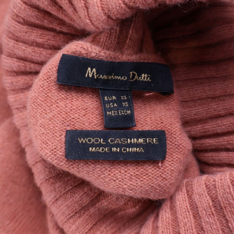 Närbild på etiketter med Massimo Dutti och Wool Cashmere-text