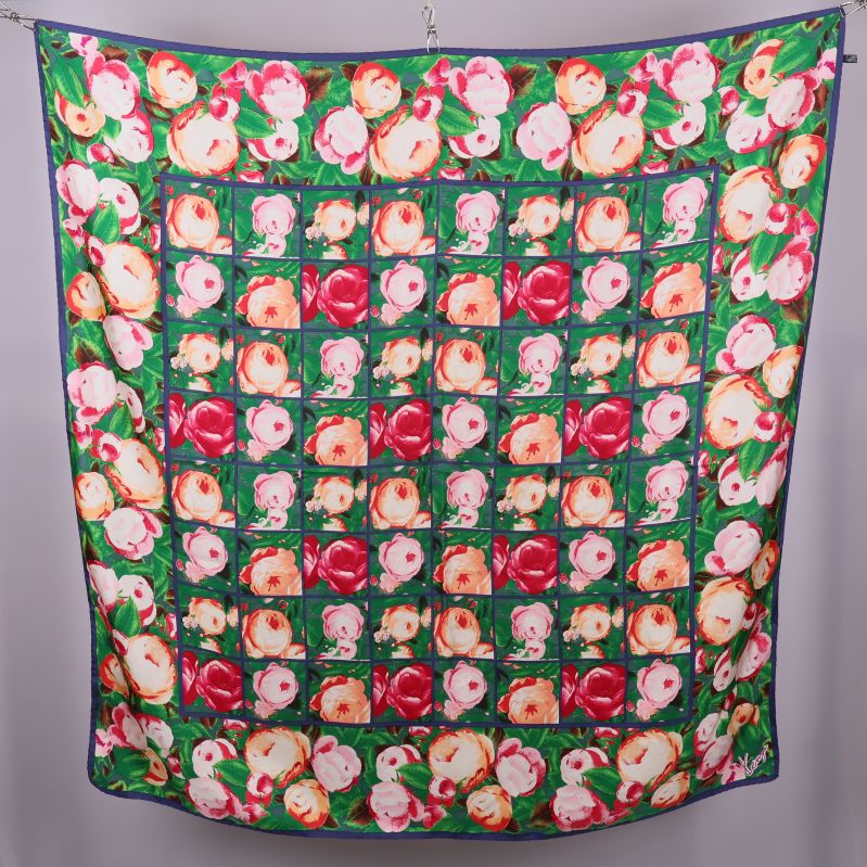 Stor kvadratisk scarf med färgglada blommor på grön botten