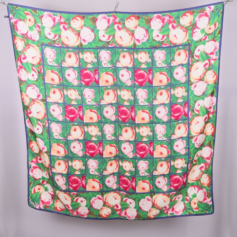 Sjal med blommönster i flera färger