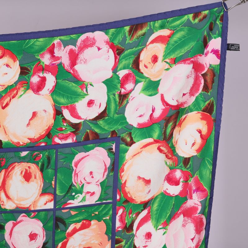 Detaljbild på hörn med blommor och grön bakgrund