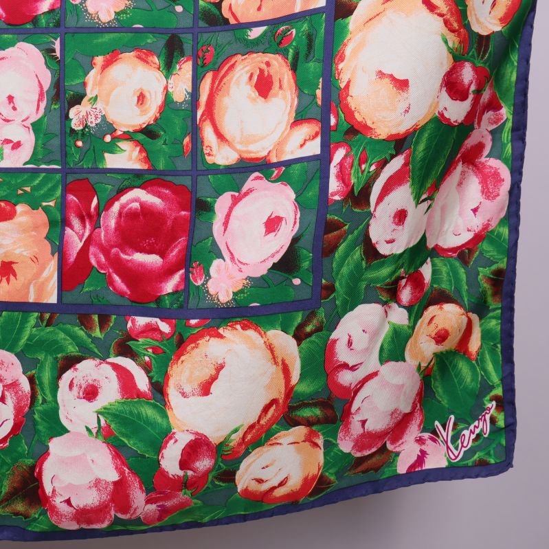Närbild av blommig Kenzo-scarf och signatur i hörnet