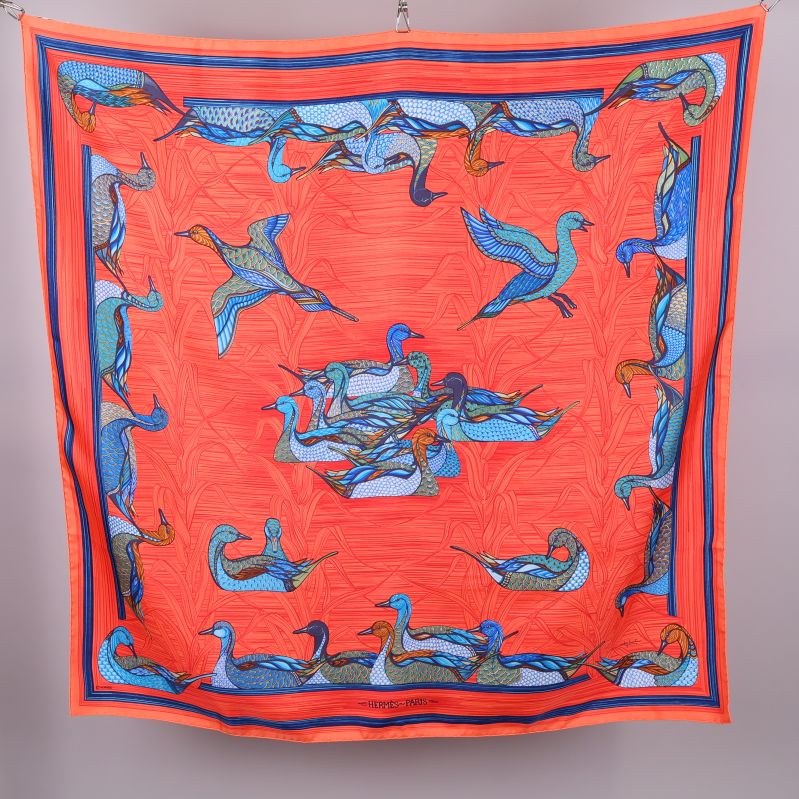 Stor fyrkantig scarf med blå fåglar på orange bakgrund